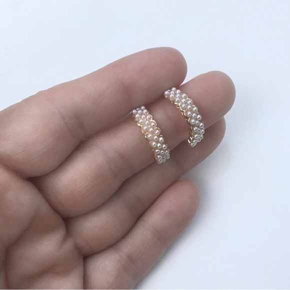 Small hoop with pearls earrings light weight classic elegant simple minimal - Picture 1 of 5